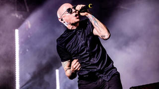 Ca sỹ chính của nhóm nhạc Linkin Park treo cổ tự tử