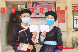 [ẢNH] Người dân Sơn Vĩ đi bầu sớm còn đi chợ phiên