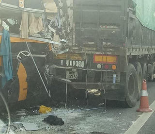 Tai nạn trên cao tốc Nội Bài-Lào Cai khiến 6 người thương vong