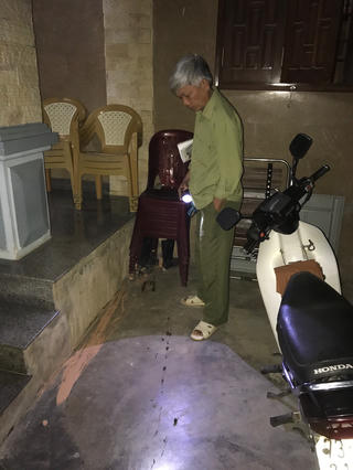 Gia đình nhà báo bị 'khủng bố' bằng chất bẩn ngay đêm Giao thừa