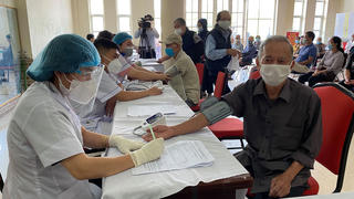 Bùng dịch, TP Nam Định quyết phủ vaccine mũi 1 cho người trưởng thành