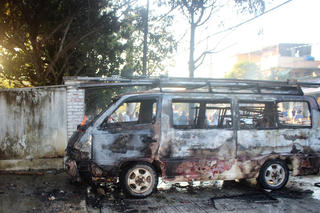 Xe ô tô 16 chỗ bốc cháy trên vỉa hè, tài xế nhảy vội ra ngoài