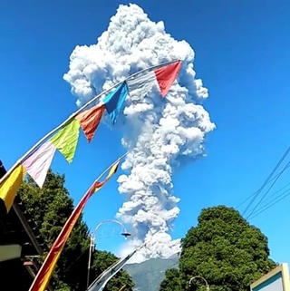[VIDEO] Núi lửa Merapi phun cột tro cao hơn 5.500 m
