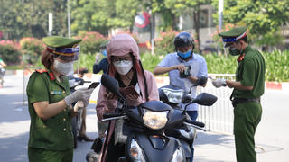 [VIDEO] Cận cảnh tổ công tác đặc biệt, chuyên xử phạt người ra đường không cần thiết