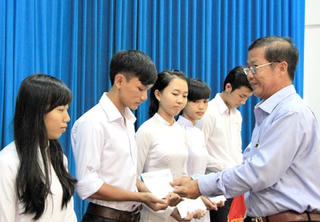 Chương trình “Mỗi ngày một học bổng”: Trợ lực cho học sinh nghèo