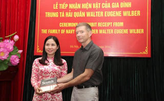 Tiếp nhận hiện vật của gia đình cựu binh Mỹ