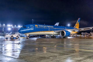 Máy bay Boeing 787-9 Dreamliner đầu tiên của Vietnam Airlines bay trình diễn tại Paris Air Show 2015