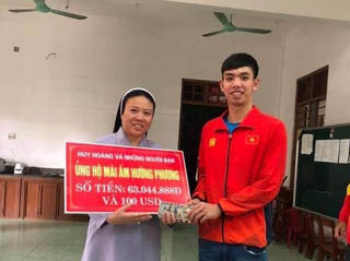 Kình ngư Nguyễn Huy Hoàng trích tiền thưởng SEA Games 30 giúp đỡ trẻ khuyết tật ở quê nhà