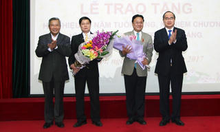 Trao Huy hiệu 30 năm tuổi Đảng cho hai đảng viên thuộc Đảng bộ Mặt trận TW