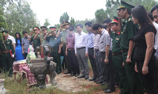 Dâng hương viếng mộ Đại tướng Võ Nguyên Giáp