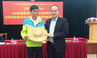 Đồng chí Nguyễn Thiện Nhân tặng mũ rơm cho học sinh giỏi quốc tế