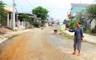 Hơn 4 năm chưa làm xong 1 km đường