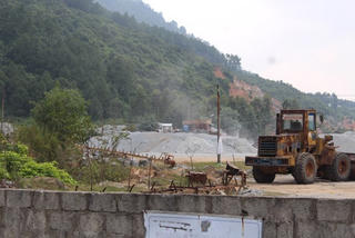 Lại thêm mỏ đá hành dân
