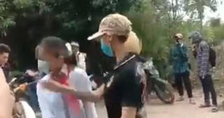 Nữ sinh lớp 7 bị đánh trên đường đi học về, không ai buồn can ngăn