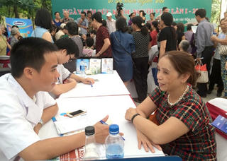 Khám và tư vấn sức khỏe nội khoa miễn phí cho 3.000 người dân