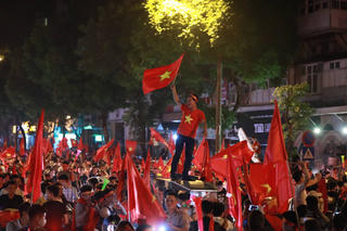 [ẢNH] Hàng triệu CĐV xuống đường ăn mừng tuyển Việt Nam vào chung kết AFF Cup