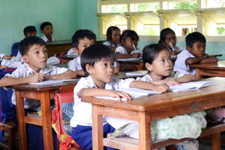 Bàn ghế không phù hợp: Học sinh gặp họa
