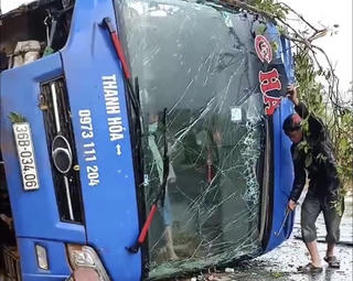 Kon Tum: Lật xe khách trên Quốc lộ 14, nhiều người may mắn thoát nạn