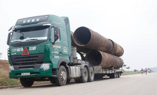 Tài xế xe quá khổ thách thức pháp luật