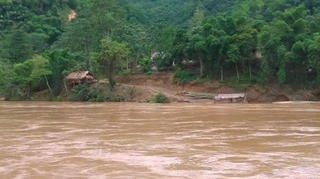 Ngày thứ ba bị chia cắt vì lũ