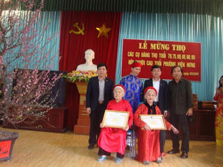 Nên chăng mừng thọ ông bà, cha mẹ bằng thẻ Bảo hiểm y tế?