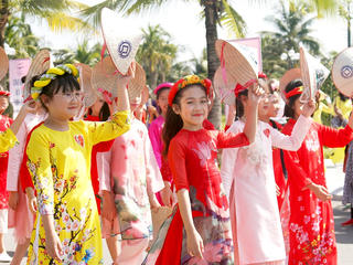 Rực rỡ sắc màu áo Tuần lễ áo dài Hạ Long