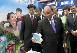 Thủ tướng dự khai trương Khu gian hàng Việt Nam tại CAEXPO 2016