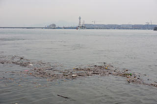 Quảng Ninh: Rác cuộn thành từng đám trên vịnh Cửa Lục