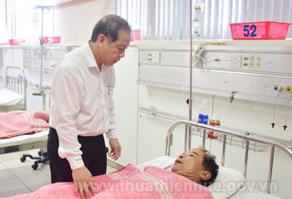Chủ tịch UBND Thừa Thiên - Huế thăm hỏi, động viên người bị ‘cát tặc’ tấn công