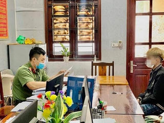 Lấy Quốc kỳ làm váy để quay video, hot Tiktoker bị xử phạt 3,75 triệu đồng