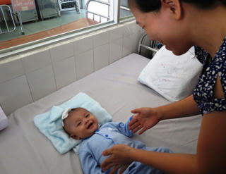 Cháu bé bị 'đâm xuyên sọ' được xuất viện sau phẫu thuật lần 3