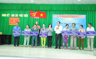 Bàn giao 101 căn nhà tình thương cho hộ nghèo huyện Phong Điền