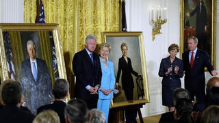 Chân dung Clinton và Bush bị gỡ khỏi sảnh chính Nhà Trắng
