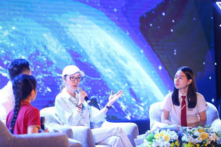 Đả nữ Hollywood ‘nhắc’ bố mẹ Việt đội mũ bảo hiểm cho con