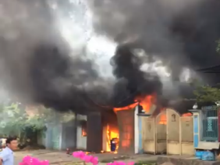 Cháy xưởng giày trong khu dân cư