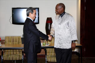 Trưởng Ban Kinh tế Trung ương làm việc tại Nam Phi