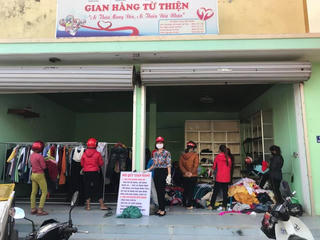 Gian hàng từ thiện 'Ai thừa mang đến, ai thiếu đến nhận'