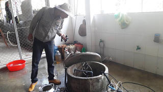 KỲ LẠ: Sau trận mưa, giếng nước sinh hoạt thành giếng dầu