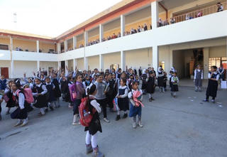 Trẻ em Iraq vứt bỏ sách của IS trong ngày tựu trường