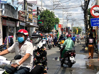 Người dân TP HCM tiếp tục đổ ra đường mua hàng, chợ tự phát mọc khắp nơi