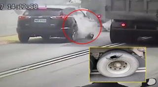 [VIDEO]: Xe ô tô tải đang đi thì nổ lốp, khiến chiếc xe bên cạnh cũng ‘vạ lây’