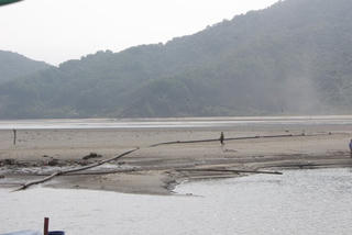 Hà Tĩnh: Tàu 'găm' ngoài cảng chờ thủy triều lên