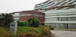 Cận cảnh: Khách sạn 4 sao hoang tàn như trong phim kinh dị