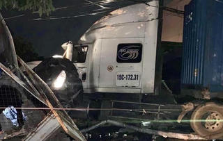 Hải Phòng: Xe container đâm bẹp xe du lịch, hai người thiệt mạng