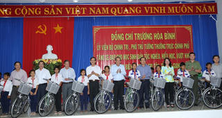 Đến với trẻ em nghèo hiếu học vùng biên