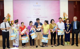 Hơn 30 cặp vợ chồng hiếm muộn có con nhờ IVF Vinmec