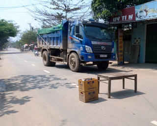 Dân lại bức xúc chặn xe chở đất đi qua Tam Kỳ