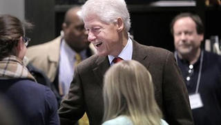 Hơn 45.000 người ký đơn đòi bắt ông Bill Clinton