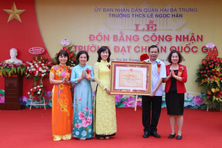 Trường THCS Lê Ngọc Hân đón Bằng công nhận trường đạt chuẩn Quốc gia