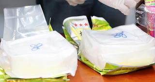 Bắt quả tang 1 phụ nữ vận chuyển 2 kg ma tuý đá từ Campuchia